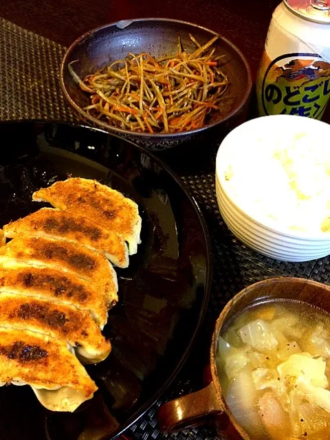 大急ぎごはん。餃子がこげたー。失敗失敗（笑）|ゆこさん