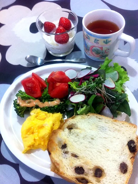 野菜たっぷりサラダとスクランブルエッグの朝食|ケイさん