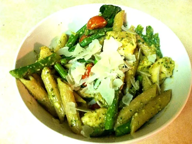 Pesto Pasta with Chicken, Asparagus, Tomatoes, and Spinach|madison heckmanさん