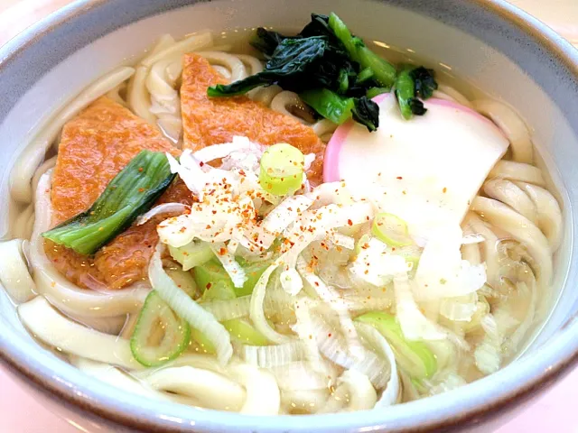 今日の社食はきつねうどん@関西風。290円。ダシの具合はイマイチですw。|ルーア・ブランカさん