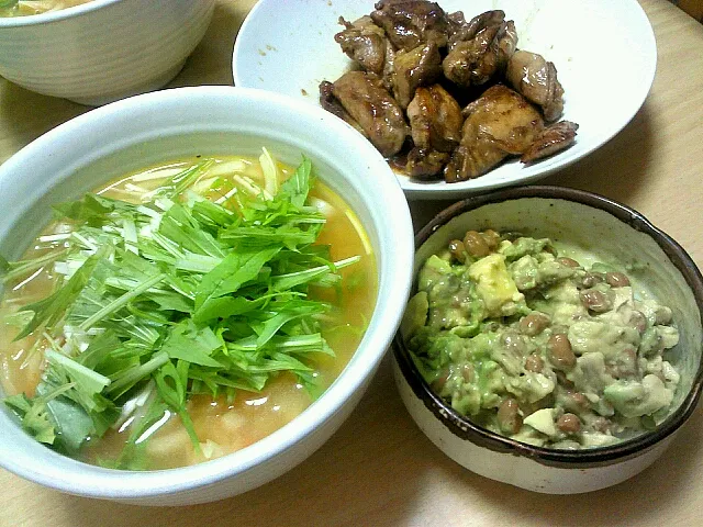 人参たっぷりお野菜と鶏のスープのおうどん 豆苗と卵のソテー アボカド納豆 鶏ももの焼きそばソース焼き(すっごいジャンクな味だけどおいしいの！)|Nozomi Kitadeさん