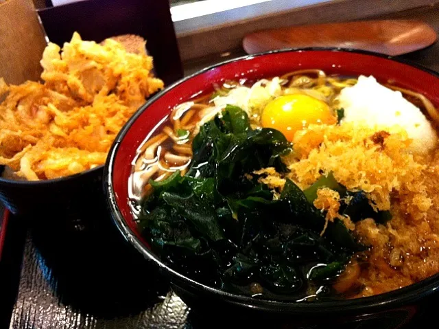 Snapdishの料理写真:なんと！ネギ/ワカメ/おろし/天かす/生卵までサービスの極太蕎麦屋  天丼セット580円|Toshiyukiさん