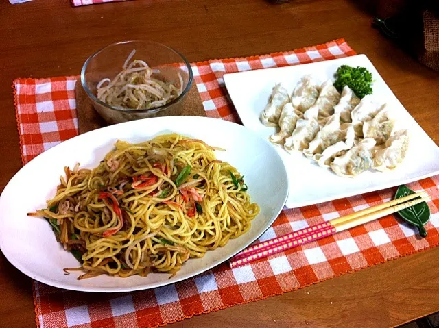 カニカマと長ネギの焼きそばともやしナムルと焼き餃子|あーちゃんさん