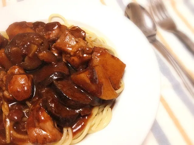 Snapdishの料理写真:チキンとじゃがいものデミグラスソースパスタ|misakiさん