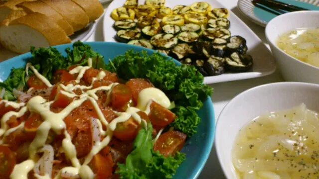 今日の晩ごはん。野菜のグリル、蟹とグレープフルーツのサラダ、茅の舎の野菜だしで作った新玉ねぎと新じゃがいものスープ、チーズとバケット、西瓜|shuho andoさん