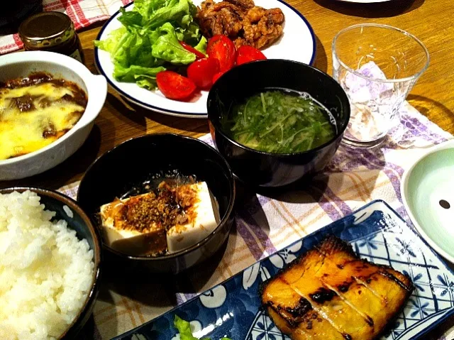 鰆の西京焼   下足の唐揚げ  冷奴  水菜の味噌汁  ハッシュドビーフのチーズのせ|高田恵子さん