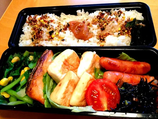 Snapdishの料理写真:毎日の中学生弁当。今日ははんぺんの醤油バター焼きと塩鮭入れてみました。|松浦有里さん