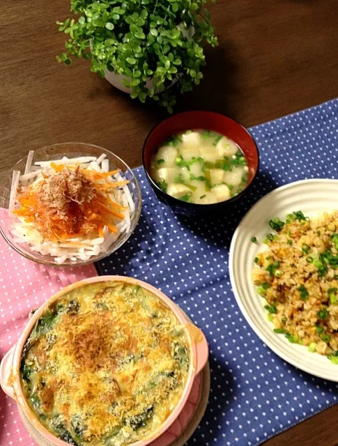 帆立とほうれん草のグラタン、和風鮭焼き飯、長芋と人参のおかかサラダ、ふのお味噌汁|pentarouさん