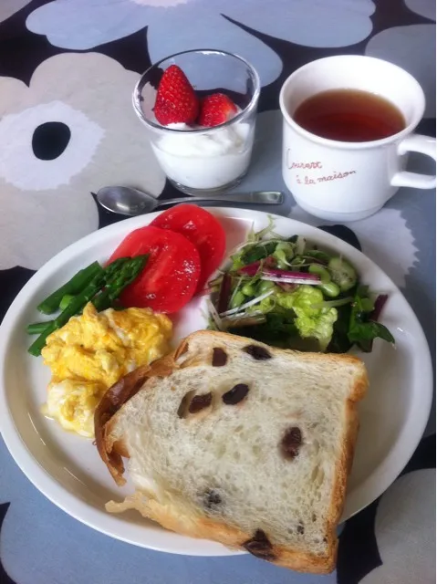 野菜たっぷりサラダとスクランブルエッグの朝食|ケイさん