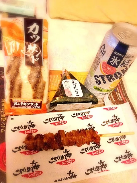 メンチカツサンド＆炙りたらこおにぎり＆焼鳥の皮＆氷結ストロング|maroさん