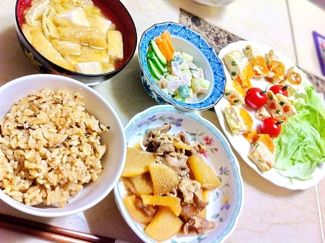 シーチキンとフジッコの炊き込みご飯、ジャガイモとアスパラのチーズサラダ、大根と豚肉の炒め煮、豆腐入り鶏つくね蒸し、味噌汁|wakanowさん