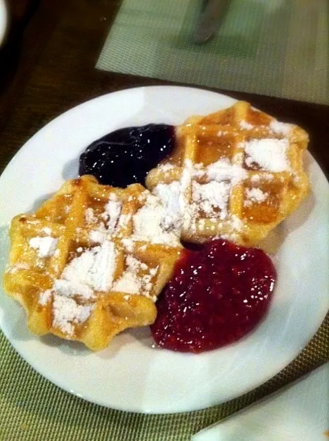 freshly made waffles with berries reduction|nicky tangさん