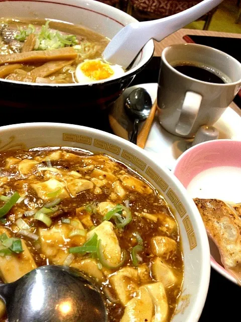 半麻婆飯＋醤油ラーメン 餃子も付いてきた♪|ダンディ☆和田さん