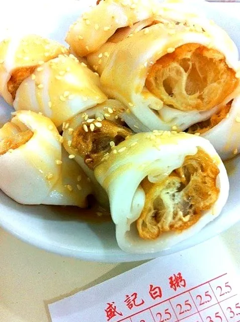 Snapdishの料理写真:steamed rice rolls with deep-fried dough sticks.  its called 炸腸in chinese😂👍|Miranミレン ~😊⚡さん