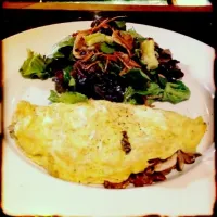 Italian omlette with mixed green salad|JJ Teeraさん