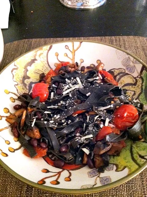 squid ink pasta with tomatos and portabello mushrooms|johnstonさん