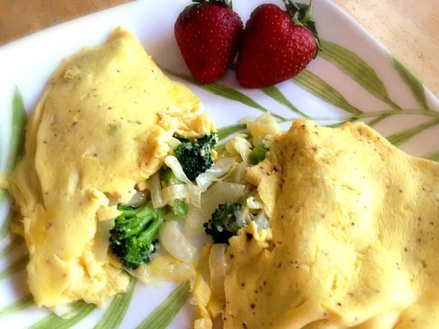 Omelet with broccoli, onion, cabbage, & cheese|Clara Kさん