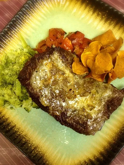 Vermont Cheddar Steak with Broccoli, Tomato, and Sweet Potato Chips|Jules Vloskyさん