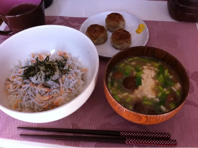 釜揚げしらすとさくらえびのおろし丼、なめこ汁、しゅうまい|やちゅーさん