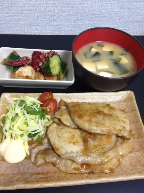 Snapdishの料理写真:生姜焼き・豆腐とワカメのお味噌汁・タコとキュウリの梅かつお和え|あいさん