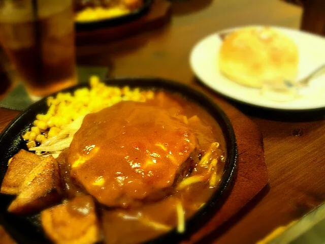 ハンバーグ&カフェ ティンバー   カレーハンバーグ|かんのかがりさん