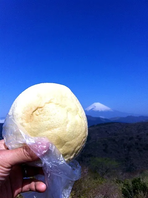 富士山観ながら海老名SAぽるとがるメロンパン|Shigechika AIKAWAさん