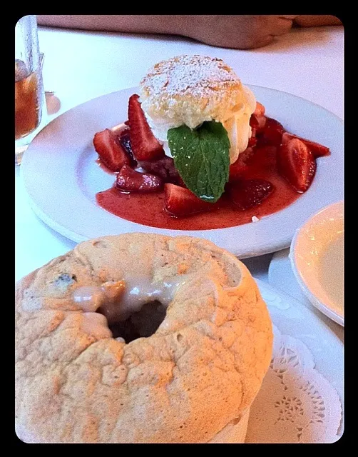 strawberry shortcake and bread pudding|Enrico Bernardoさん