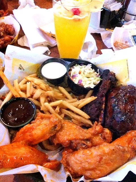 Snapdishの料理写真:Buffalo Wings & Ribs|Yiyi Chenさん