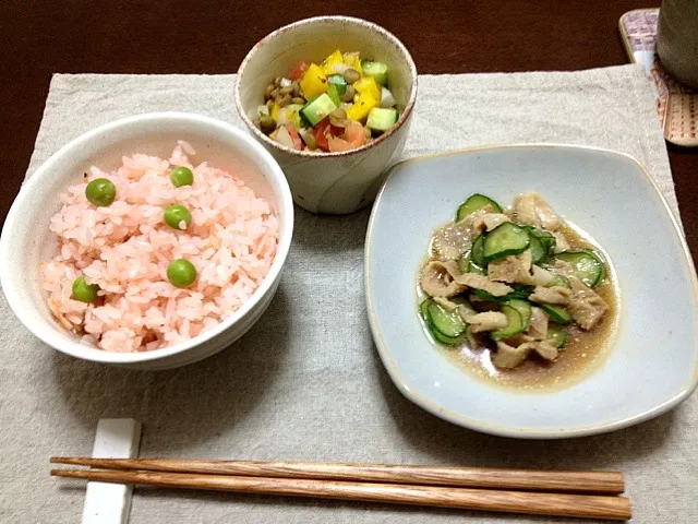 桜海老とお豆のごはん、レンズ豆のサラダ、そして鶏皮ポン酢笑  桜海老の着色料？？ごはんが予想だにしない乙女色！！！|しょうこさん