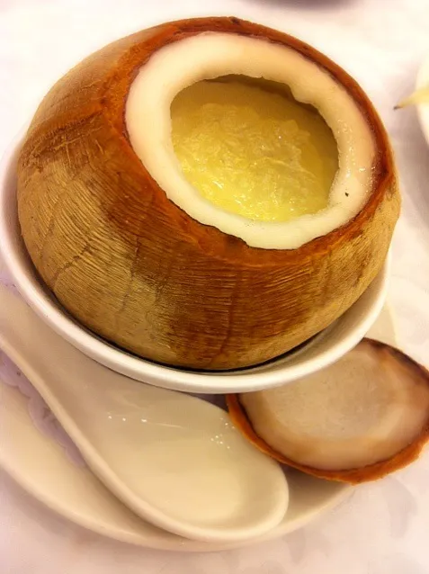 Snapdishの料理写真:白松露椰王燉官燕 White truffle stew coconut Wang Bird's Nest|PeonyYanさん