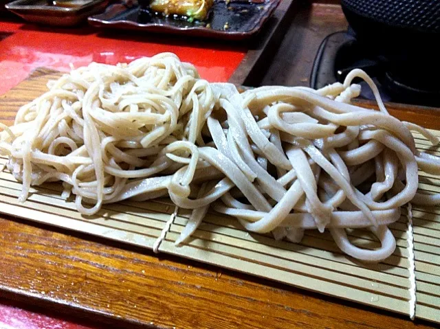 二色そば。太麺は歯ごたえと蕎麦粉の風味がガツンと感じる。トマトソースでパスタ風にしても蕎麦が負けない感じ。|土屋幸治さん