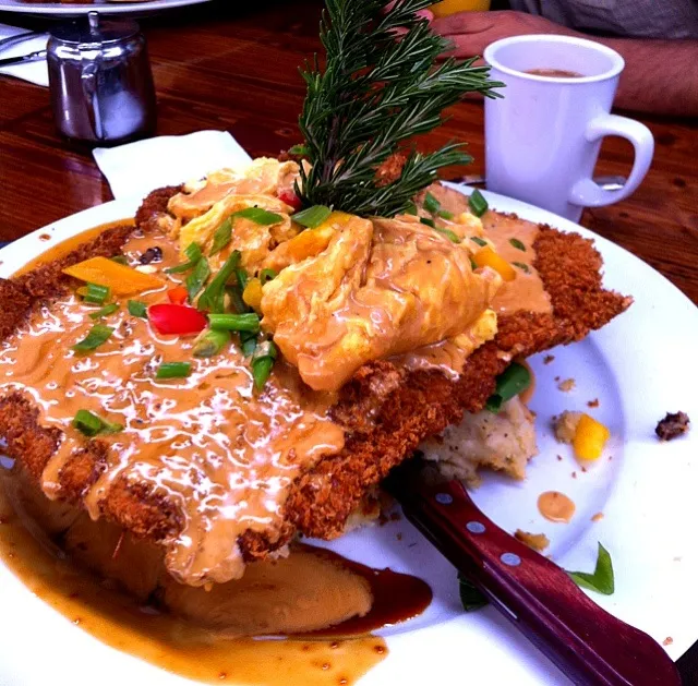 pork tenderloin on a bed of mashed potatoes & biscuit, topped with eggs and hollandaise sauce|Enrico Bernardoさん