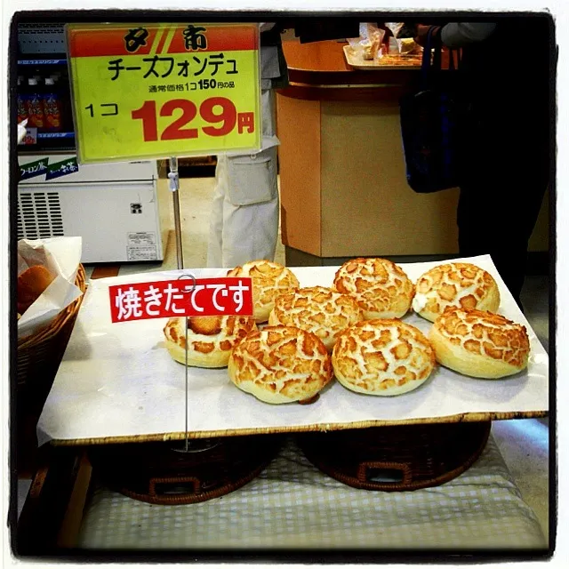 Snapdishの料理写真:Japanese Fondue Cheese Buns|Dave von Deschwandenさん