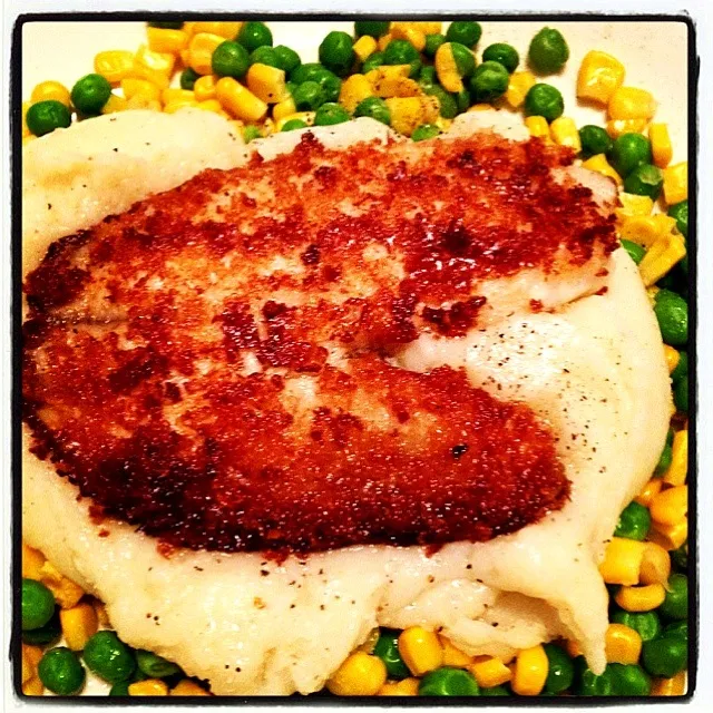 Snapdishの料理写真:Panko-crusted tilapia atop mash and veg.|Jenn Bussellさん