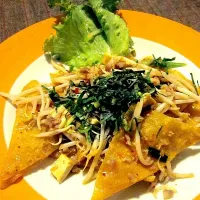 Snapdishの料理写真:ผัดไทยเเกี๊ยวกรอบ