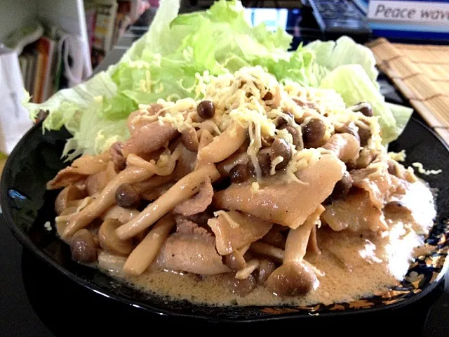 pork and mushroom in sesame seed sauce|mayleen buluranさん