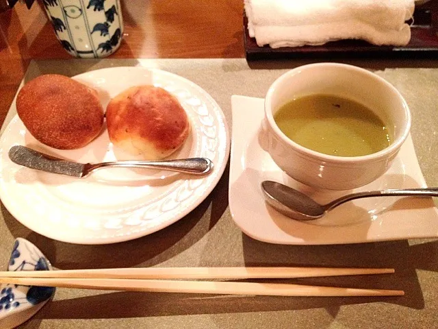 Snapdishの料理写真:さくらのパンとそら豆のスープ|SPC2012さん