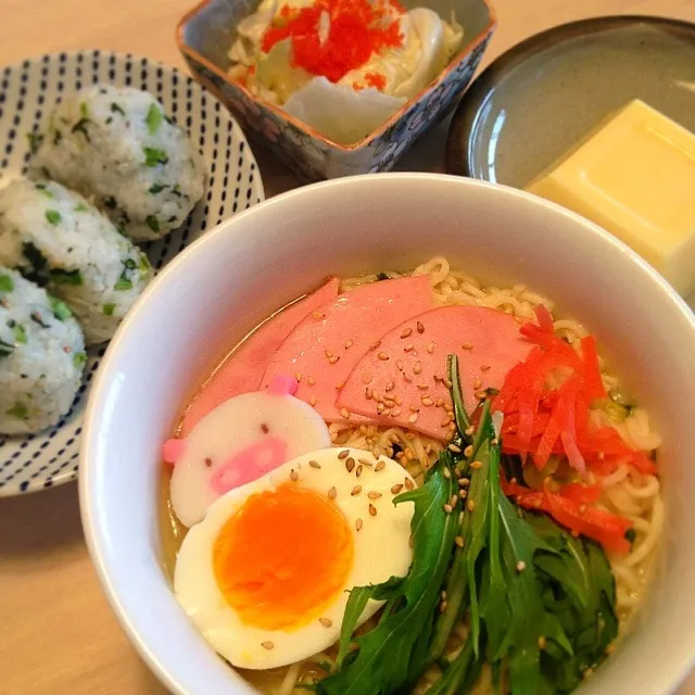 Snapdishの料理写真:豚骨ラーメン、野沢菜ちりめんおにぎり、玉子豆腐、サラダ|ニコさん