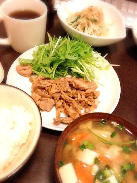 Snapdishの料理写真:豚の生姜焼き、もやきゅうツナサラダ、根菜のお味噌汁、たらこ|chobicmさん