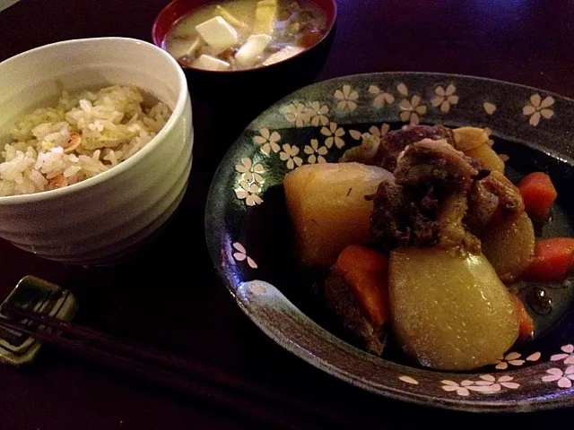 牛スジの煮込み、桜海老と油あげと生姜の炊き込みご飯、ナメコと豆腐の味噌汁|taichiさん