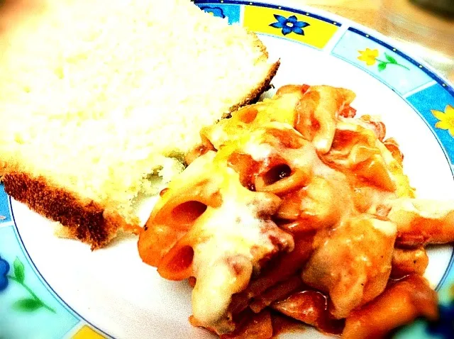 baked macaroni with a slice of Sesame loaf|caren memanさん