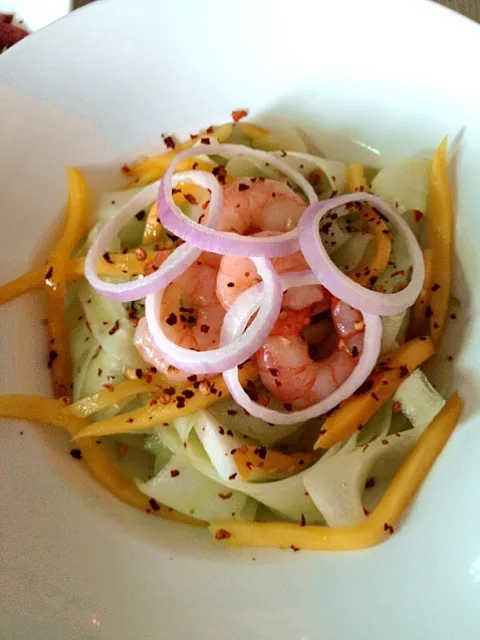 cucumber mango prawn salad|willzさん