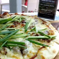 Snapdishの料理写真:enzo -- peking duck pizza