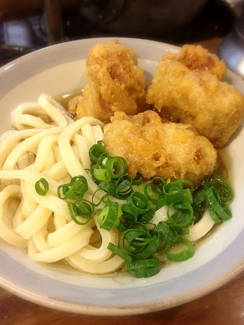 Snapdishの料理写真:気に入っちゃったので連チャンw 「とり天 うどん冷(並)」、出来たてホクホクで激ウマなとり天が３つも乗って￥３９０は激安 ！！|Kazuさん