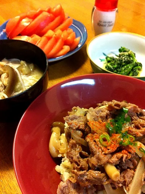 牛丼、素麺と茄子の味噌汁、ほうれん草の胡麻和え、スライストマト|tomocarat.さん