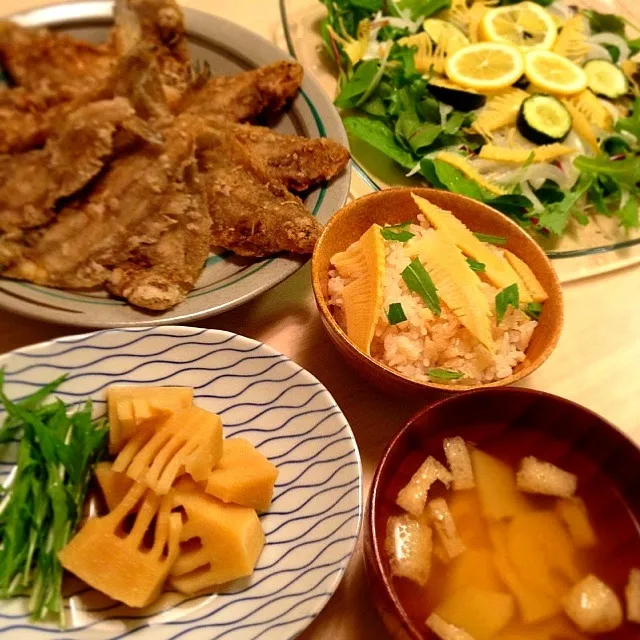 筍ご飯、筍の味噌汁、筍の煮物、焼き筍ズッキーニ新玉のマリネサラダ、柳カレイの唐揚げ|ニコさん