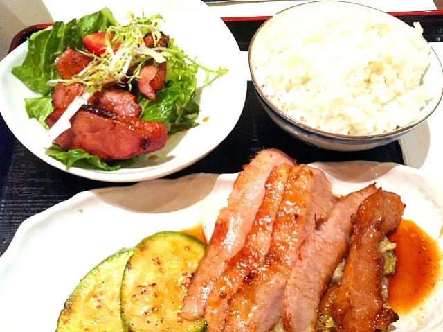 晩ご飯🍚焼き豚肉とサラダ|じょじょさん