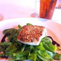 Pan-seared Halibut on a bed of grilled asparagus and greens|icさん