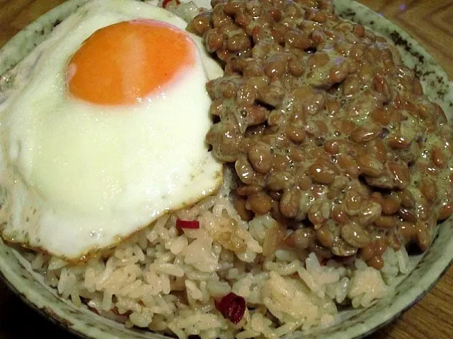 Snapdishの料理写真:朝食：麺つゆ・ごま油・唐辛子で炊いた麦飯に納豆と目玉焼き、わかめの味噌汁桃ラー入り|Kenny Hiraiさん