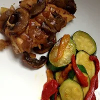 Snapdishの料理写真:sauted chicken with garlicy mushrooms & onions with roasted zucchini and bell peppers|Jacqueline Rufoさん